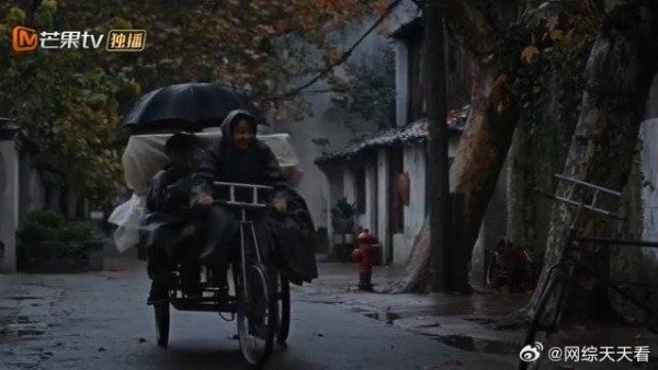 黄玲顺利分到房子！ 丈夫出差，一个人冒雨骑车带孩子搬家