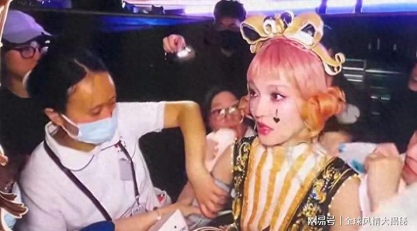 张韶涵成都演唱会中暑，中途吸氧，医护人员现场量血压降温！