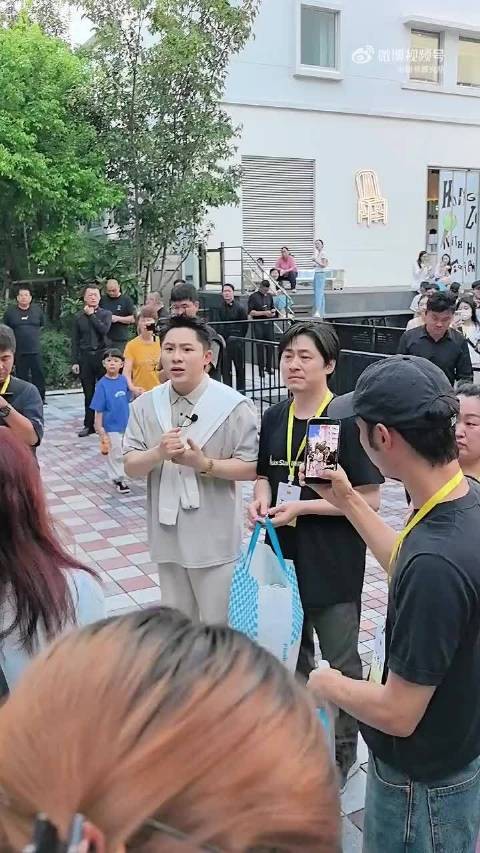 赵丽颖直播因身体紧急原因 遗憾缺席直播活动,身体最重要,早日康复