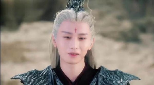毕竟是统一过六界的尊主，玄夜气场太强了，“父慈子孝”名场面