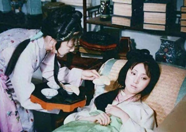 薛宝钗究竟是什么病？曹雪芹讲得委婉，脂砚斋一语揭开她的丑相