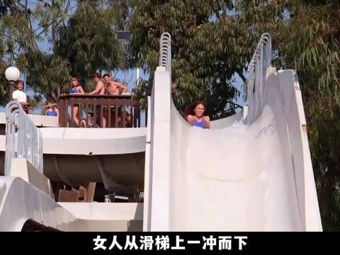 滑梯断了！外国女子悬空命悬一线