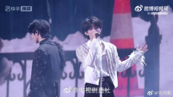 朱志鑫苏新皓二周年演唱会演绎《一万遍》
