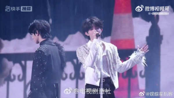 被TOP登陆少年二周年演唱会惊喜住，朱志鑫苏新皓《一万遍》舞台太动人