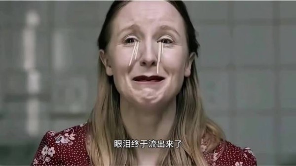 女孩为了利益抛弃母亲
