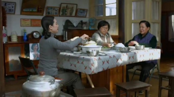 18.一家人吃早饭，中间一碗菜不让动，儿子瞬间变脸