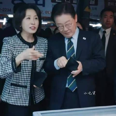 韩国总统李在明夫妇逛菜场，夫人付钱找零放回自己钱包