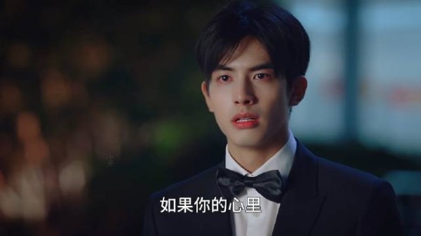 元宋目睹刚分手女友另抱他人崩溃