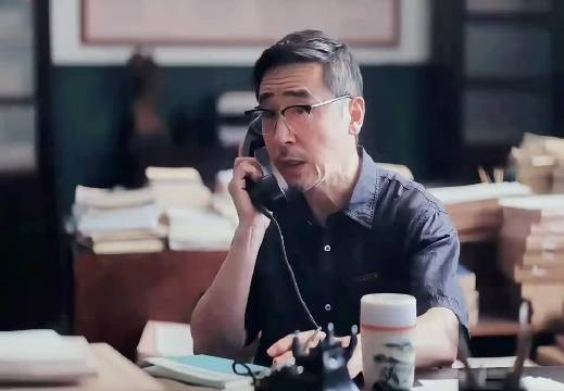 老师：你混哪个道上的？敢抓我学生