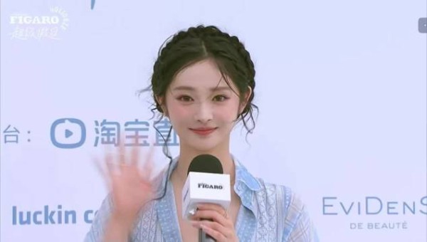 周洁琼、程潇 费加罗活动红毯