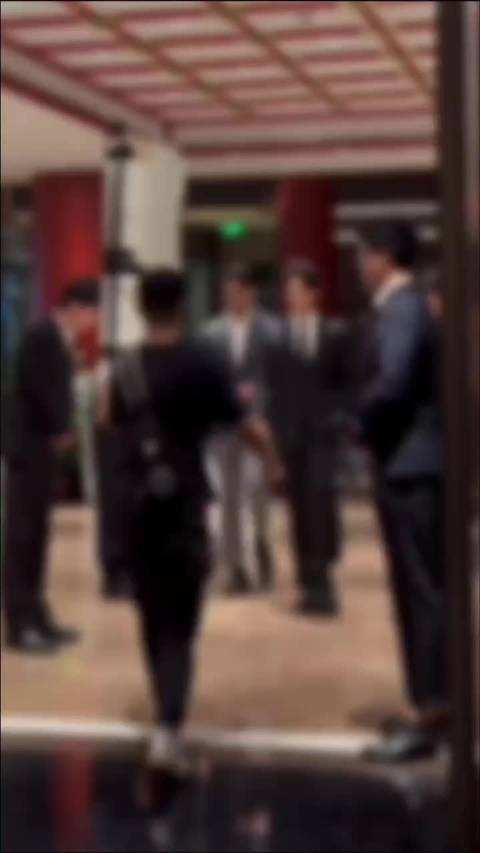 戏内高冷霸总，综艺里腼腆拘谨，连本人都在发愁，这种处境还挺现实的