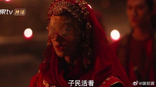 百姓们遭遇百年灾害，教主选择拿钱买兵器放弃救人，手下心生不满