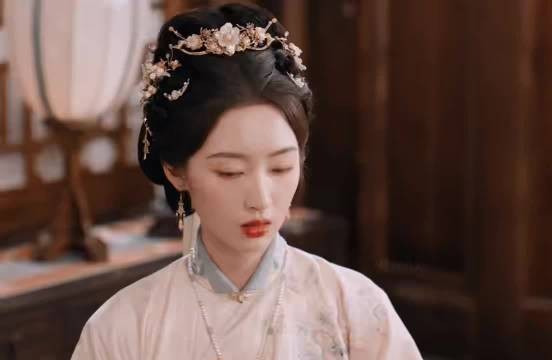 前期温婉灵动，后期沉静有魄力，邓恩熙把人物不同阶段的气质切换得丝滑自然