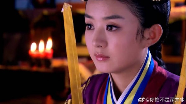 皇后为拿到救皇上解药，答应夫人的要求，劝解皇上迎娶公主