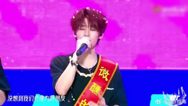npc 剧情互动的时候,其他人都专注入戏,张真源默默开启赔笑模式