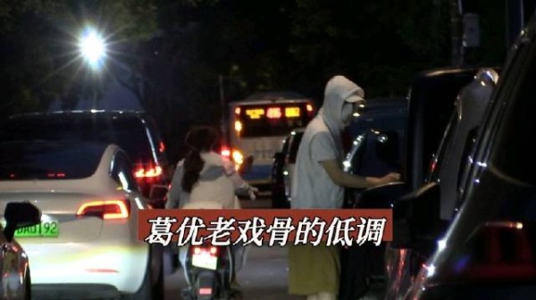69岁葛优独自出门,身边无助理保镖