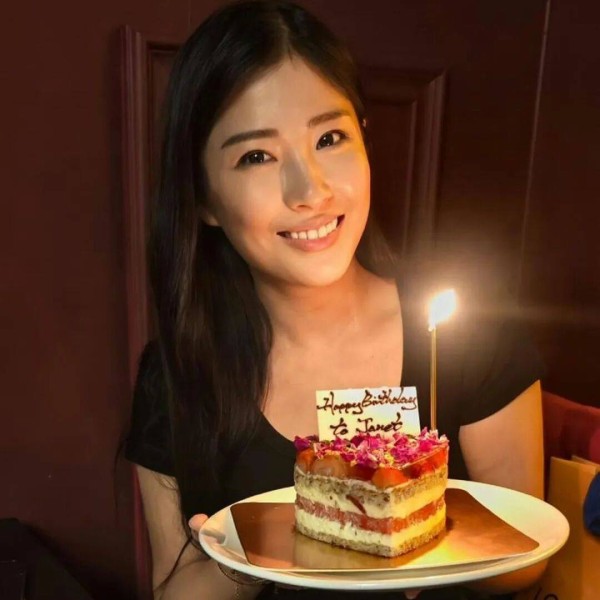 香港女星周家蔚43岁生日状态惊艳，20年闺蜜团罕见同框，姚子羚到贺