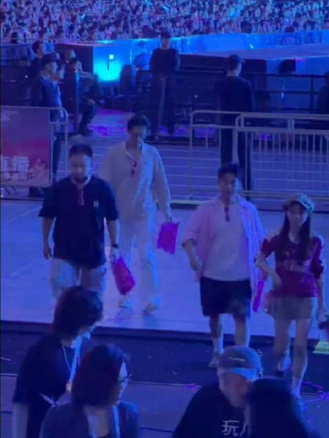 网友拍到李现章若楠汪苏泷演唱会离场直拍,现哥唱的好开心啊!