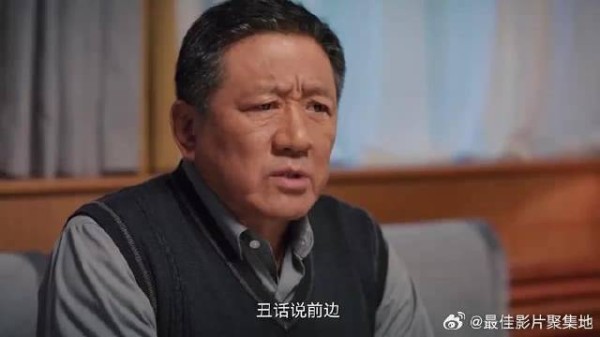 马燕给马魁敲背 马魁却将其一把推开：每次敲我都没好事