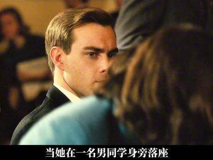 她百年前伫立原地，只为百年后无需抗争
