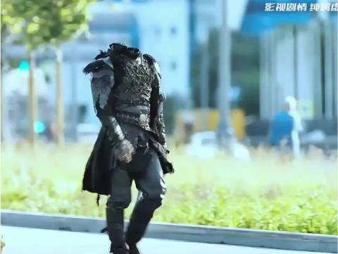 为了寻找脑袋，无头骑士与无身头颅暂时结合