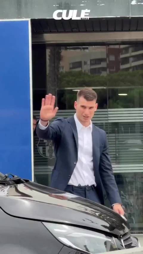 多米尼克·利瓦科维奇昨天在俱乐部办公室与巴萨签署合同并与球迷合影,憨憨的