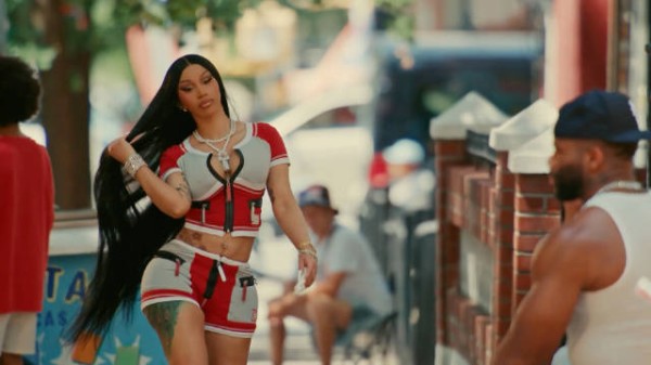 Cardi B 全新单曲「AH HA」MV预告发布，本周五首播