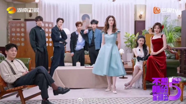 被这场复古夜晚狠狠打动,一群人相伴玩乐,氛围感真的无可替代