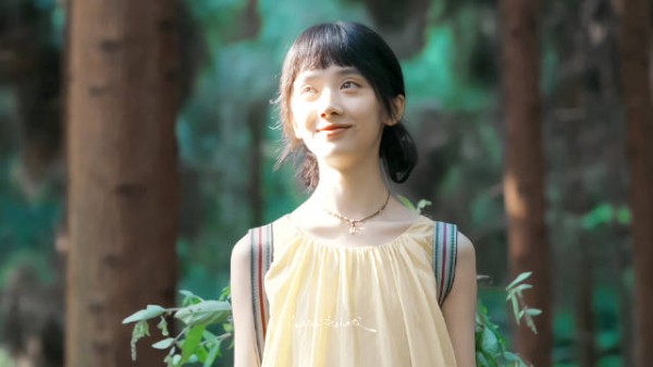 爱得起 也放得下 不困于情爱 不妥协于流言 山野辽阔 她终为自己而活