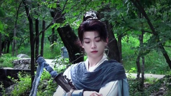 梓渝拍此间是少年还带了手机和DV