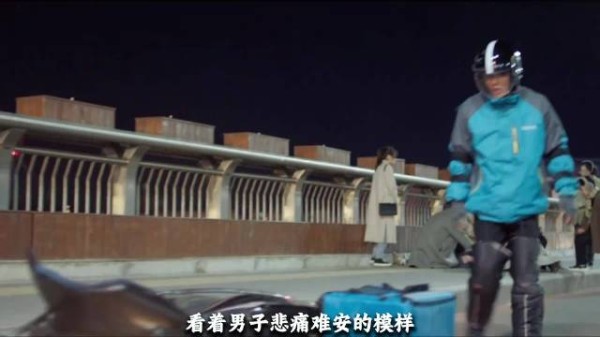 男子连遭手机摔碎女友背叛,路边捡食掉地饭菜