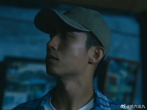 没想到曾经的大哥变成了一个推车的