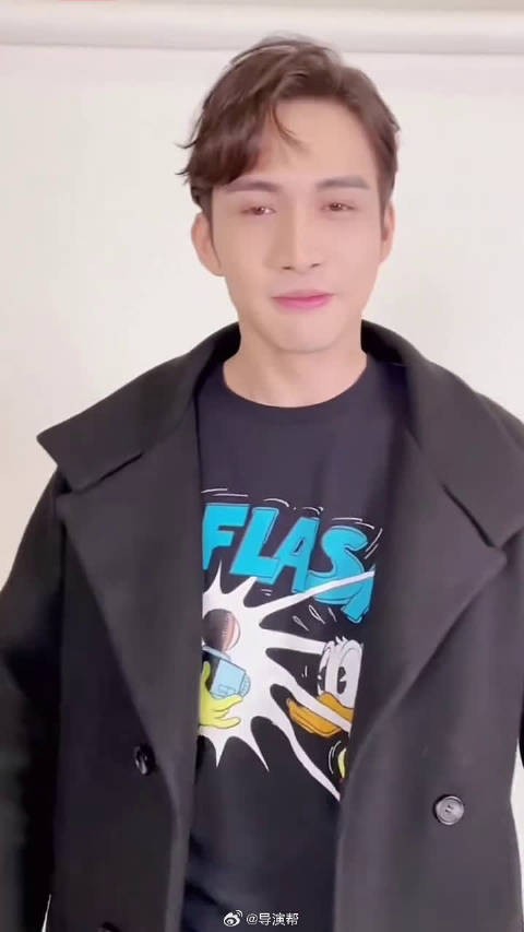 哥哥们摆 pose 都很丝滑，唯独张彬彬艰难对抗自己的硬腿