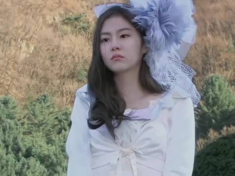 为了高美男的身份不被揭穿，张根硕郑容和李弘基几个人不得不忍受uie的撒娇