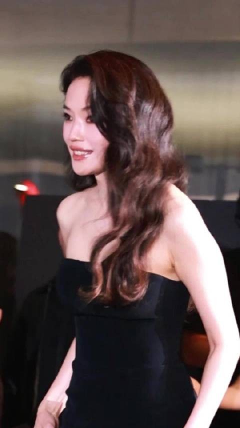 舒淇身袭黑裙,像从画里走出来