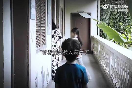 弟弟男扮女装被收养，为姐报仇后变性成女人