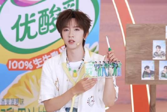 还画了一个菠萝和哈密瓜