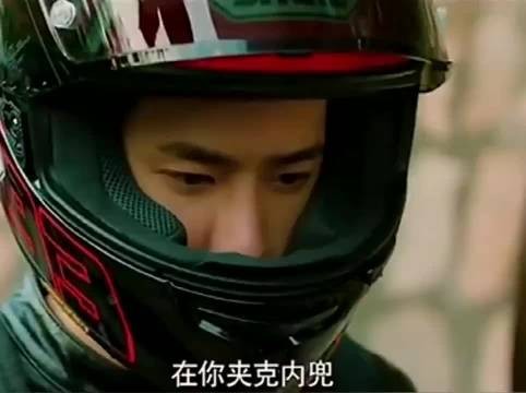 美女以为他不敢，结果小伙一段操作，美女都傻眼了！