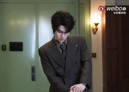 张真源拍摄间隙吃晕碳,脑袋一歪眼神涣散