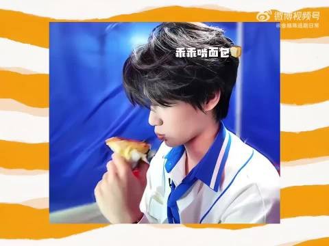 张真源吃晕碳，密室大逃脱录制间隙干饭困倒