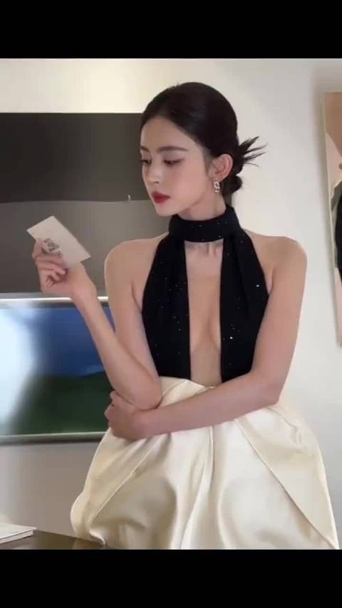 娜扎活动的穿搭都比戏服露，坦然接受欣赏美貌就好