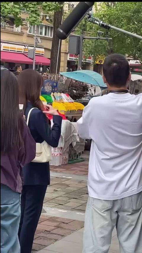 毛晓彤成都拍戏路透，38岁这个状态真不错，一身西装干练又漂亮！