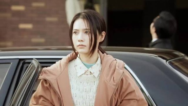 女孩表面是个乖乖女，暗地里却是个变态杀人狂！