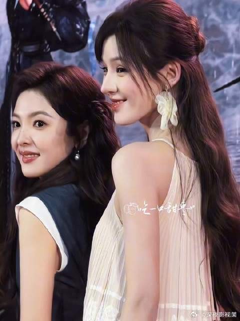 转头的这一下,两位美成神了