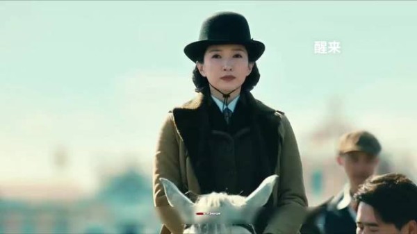 女特务骑马时震惊的发现，对面楼上竟藏有狙击手！醒来