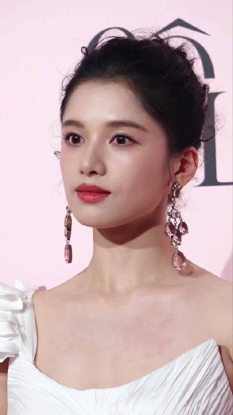 婧仪高清怼脸镜头,这是什么神仙颜值?太有辩识度了