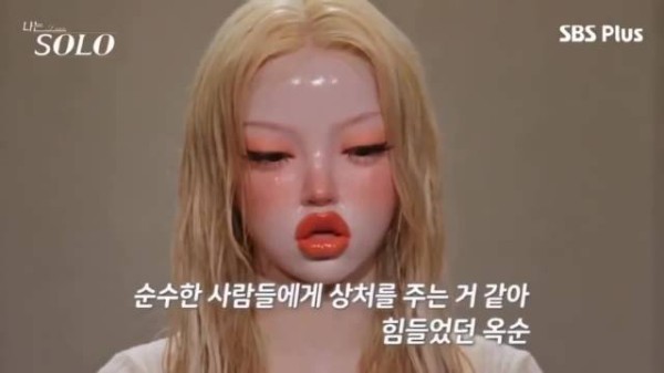韩国恋综女嘉宾皮肤无毛孔纹理，质感似塑料模型