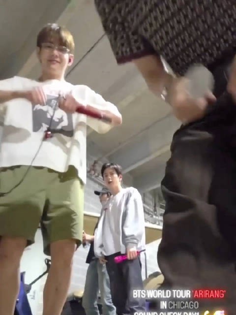 金泰亨kpop永一 从发现镜头到加入只需一秒☝好可爱啊ㅋㅋ