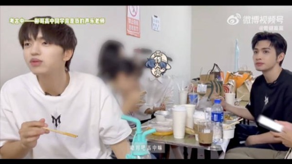 张彬彬高中同学成管健嘉晨声乐老师，笑称打到20年前
