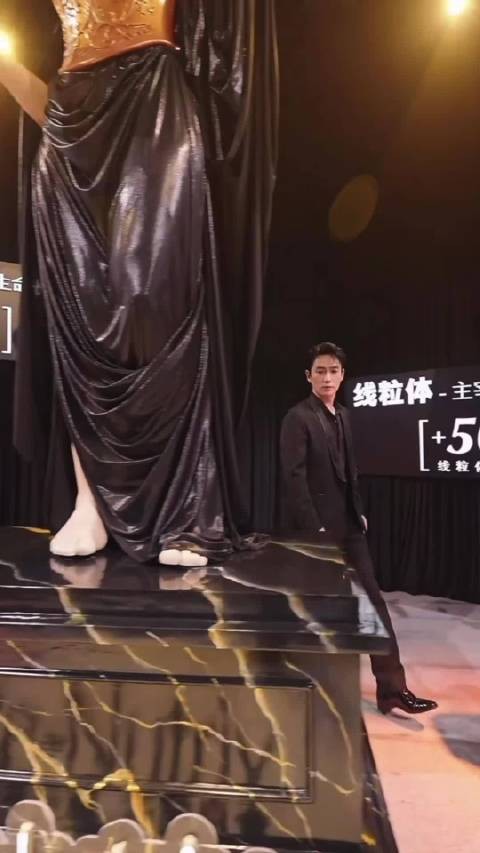 朱一龙雕塑展区黑西装低音炮,沉浸式演绎艺术剧场